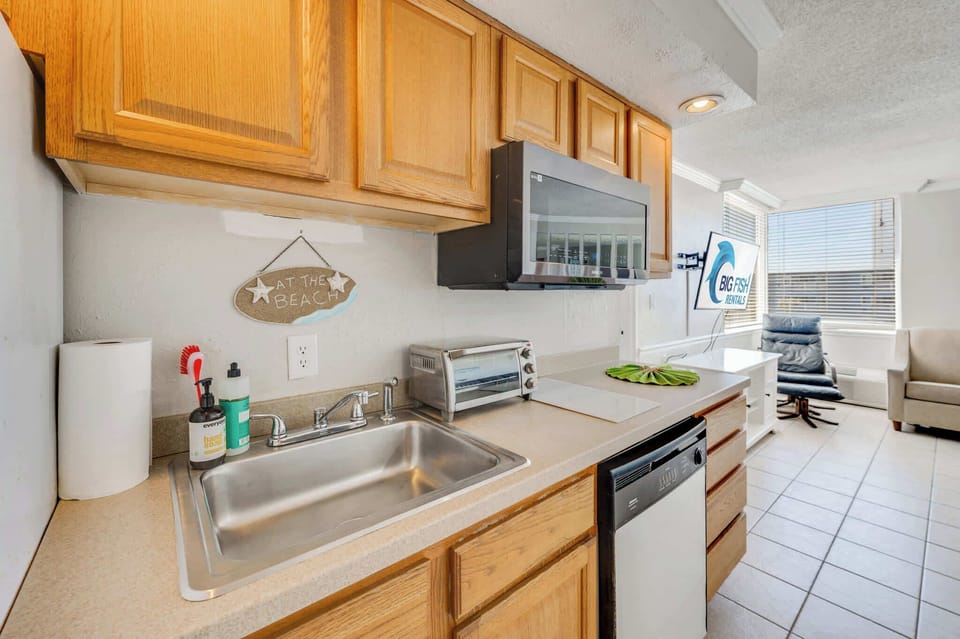 Modern Kitchen + Dining Area
