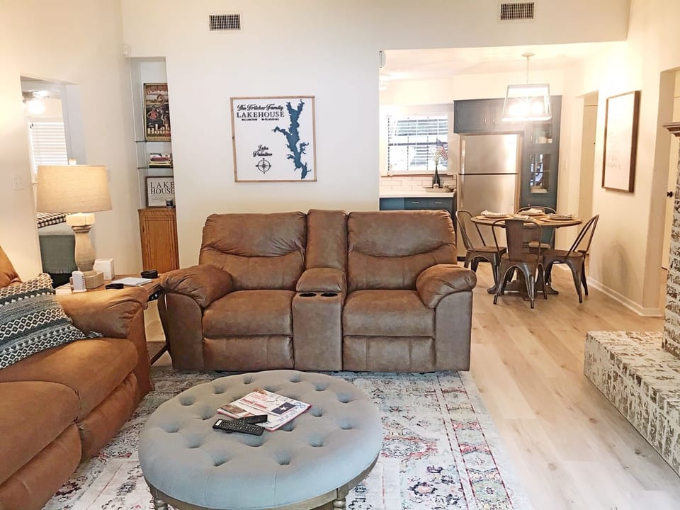 Newly Decorated and Comfy Family Room 