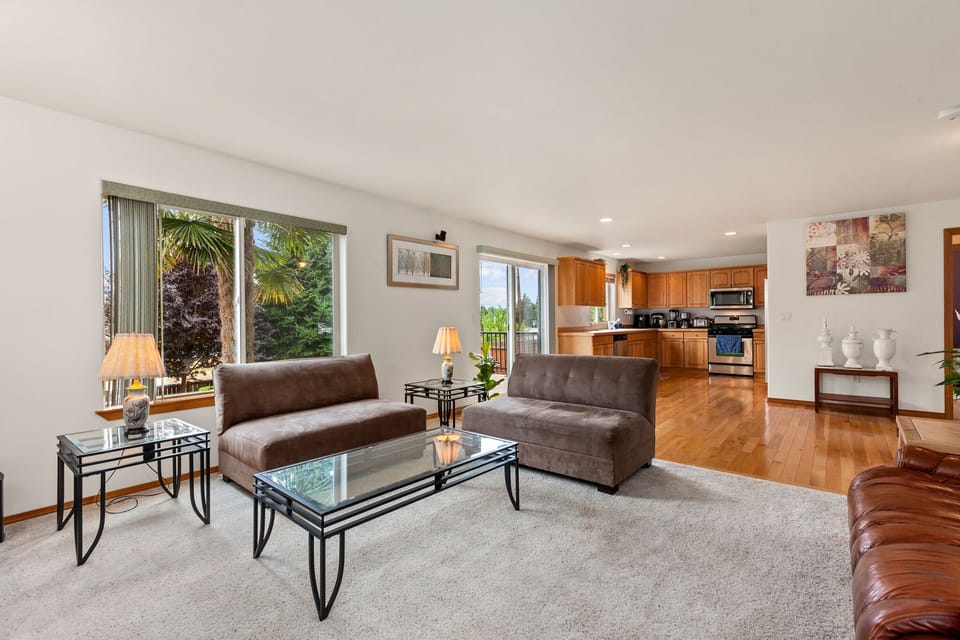 LIVING ROOM WITH SOFA SET AND 82' SMART TV, CENTER TABLE, BOSE SPEAKER  SYSTEM