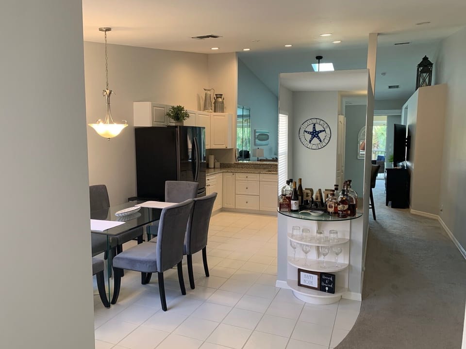 Kitchen, Bar, Dinette