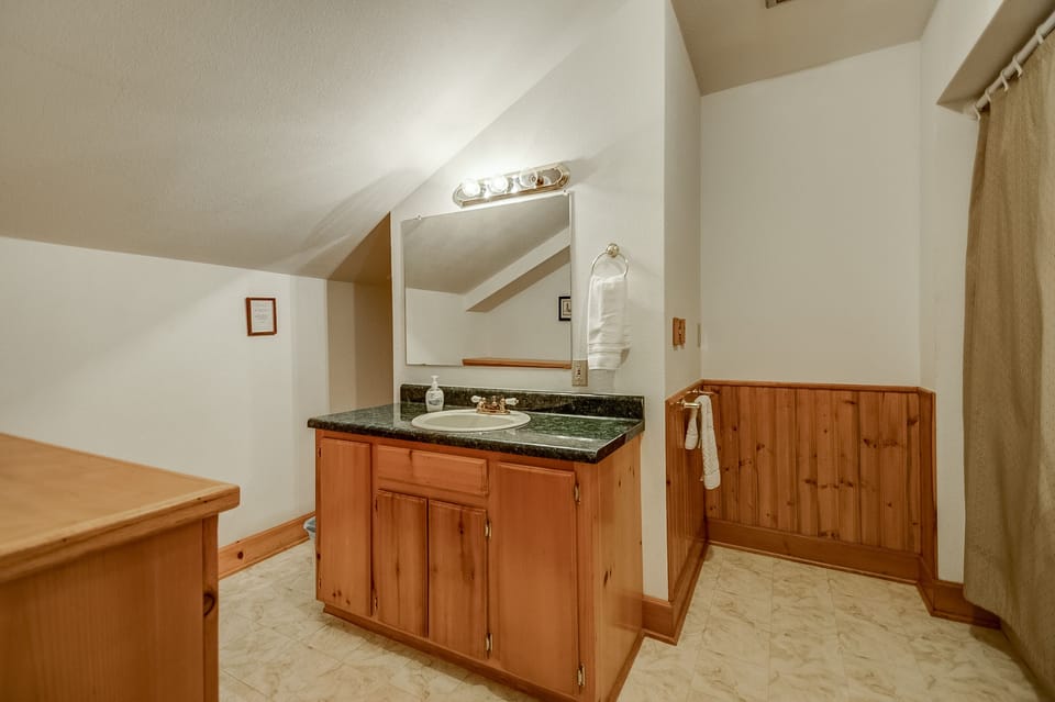Upstairs guest bath