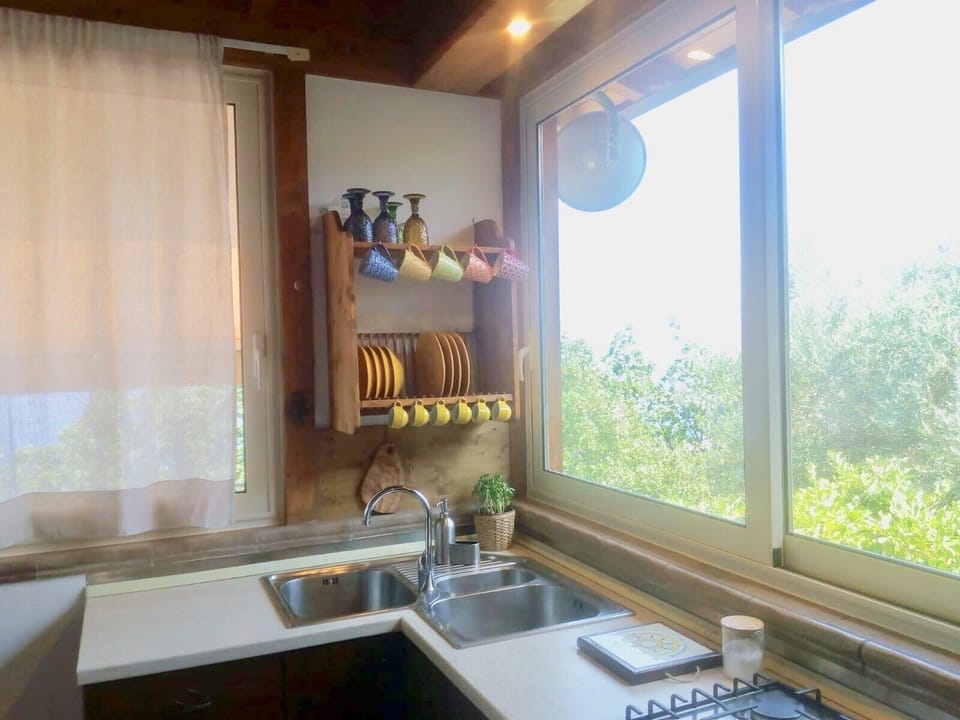Angolo cucina con ampie vetrate vista mare e monti❤️