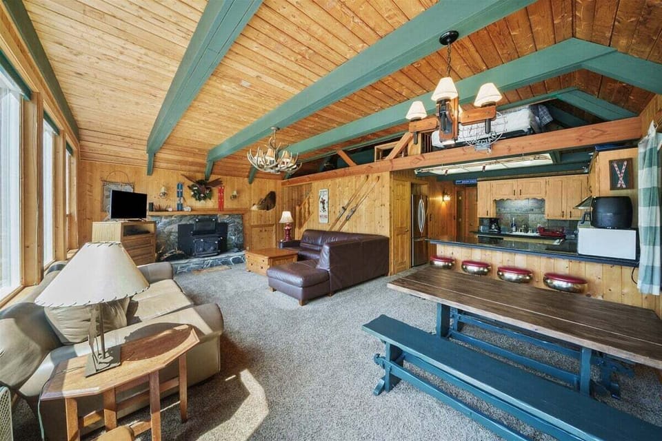 We bet you can easily imagine your traveling party gathered in there for an entertaining evening