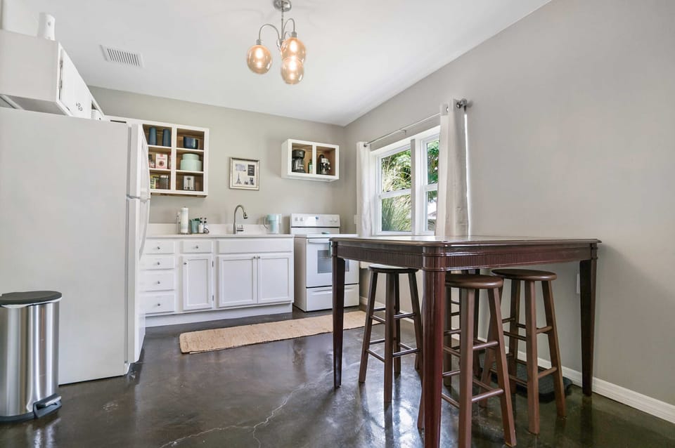 Dining for 4 and kitchen