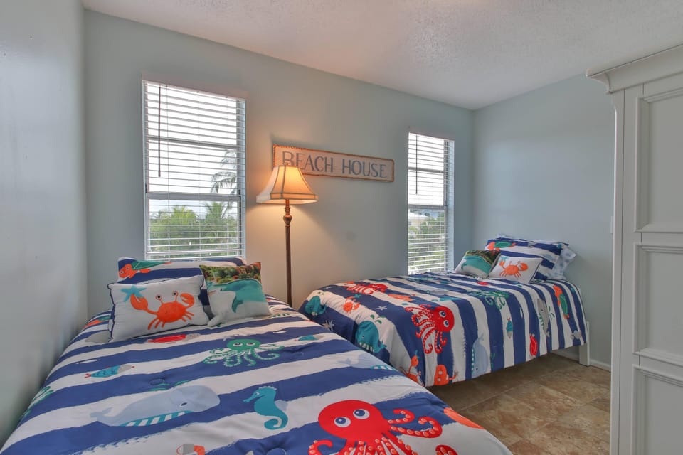 Day Side - 2nd bedroom with twin and twin XL beds - great for kids