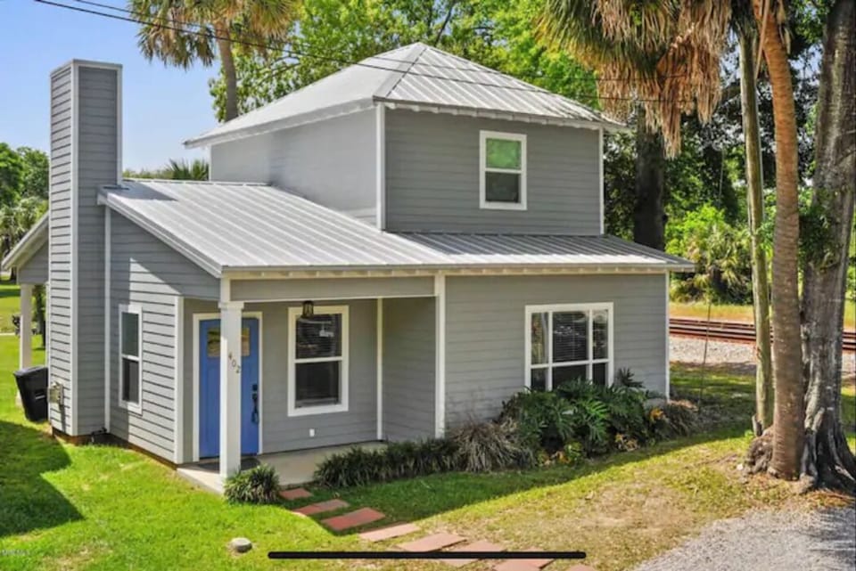 The front view of the home 