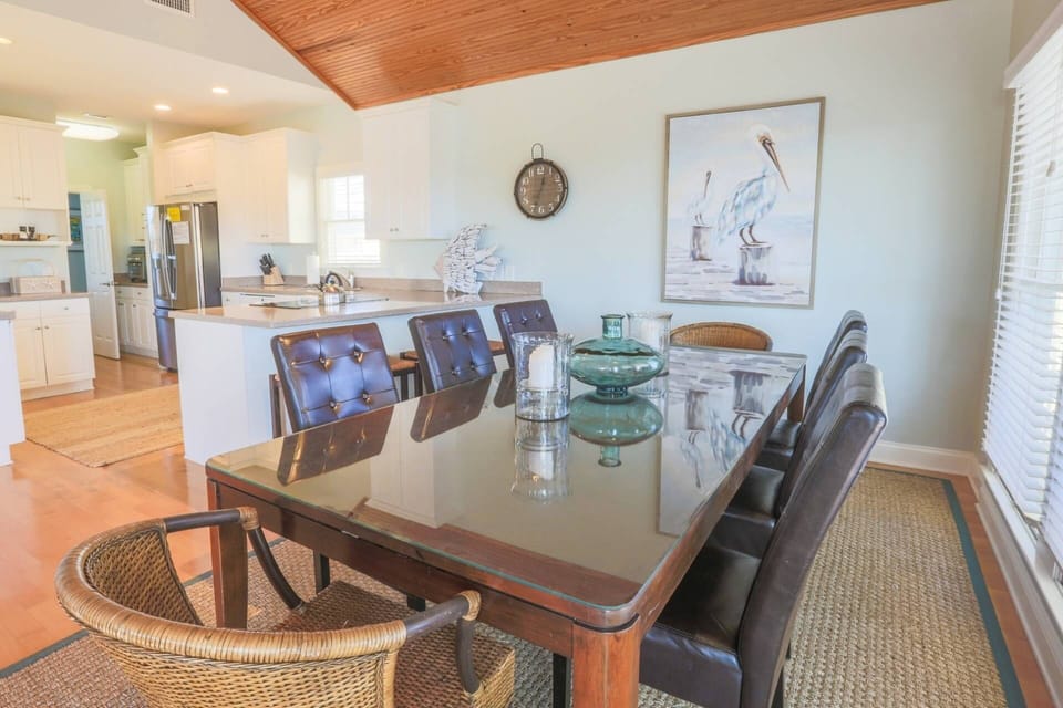 The open floor plan makes it very easy to interact with guests in the kitchen, dining area & living room.