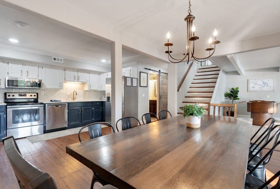 Table for 10 to dine.