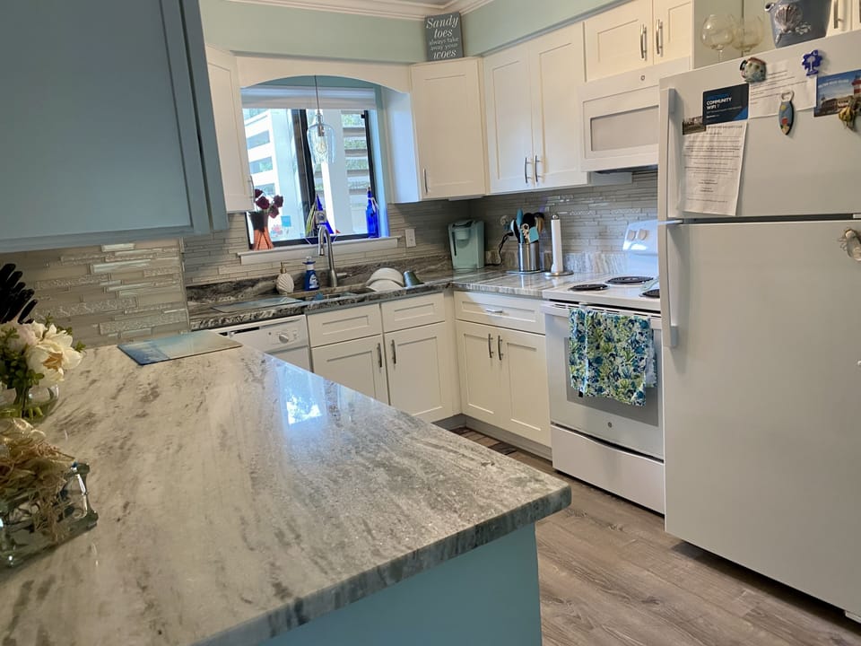 FULLY STOCKED KITCHEN -PLUS KUERIG COFFEE MAKER
