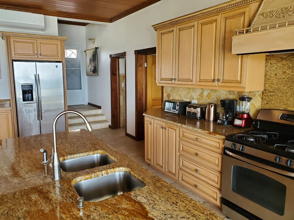 Kitchen & Fridge