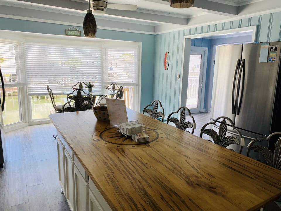 Total seating for 10 in the kitchen 