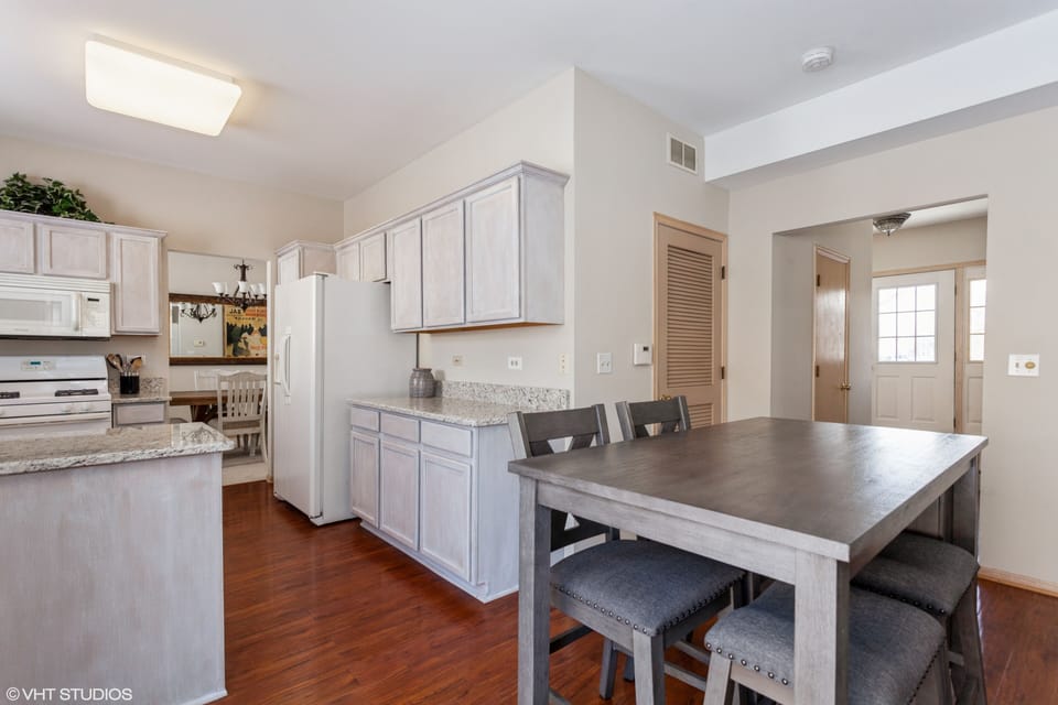 Dining Area 1 Seats 4 Guests