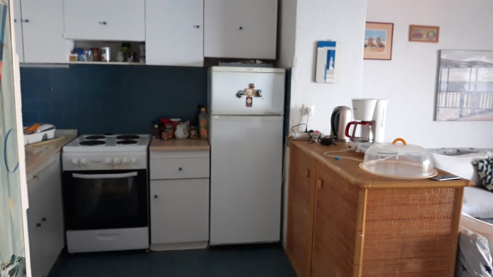 Angle of the adequately equipped kitchen