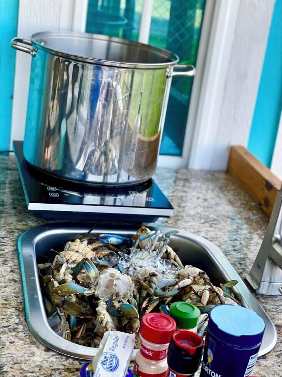 Nice big pot and induction cooktop Available under outdoor kitchen cabinet