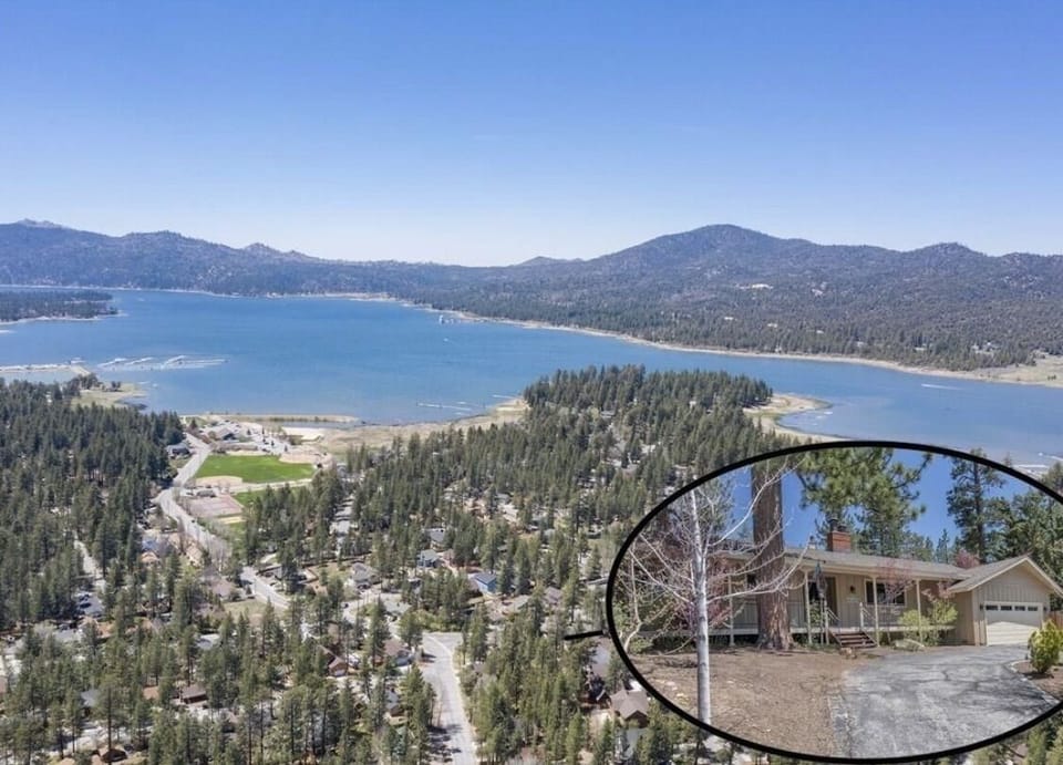 Walking distance to the lake!