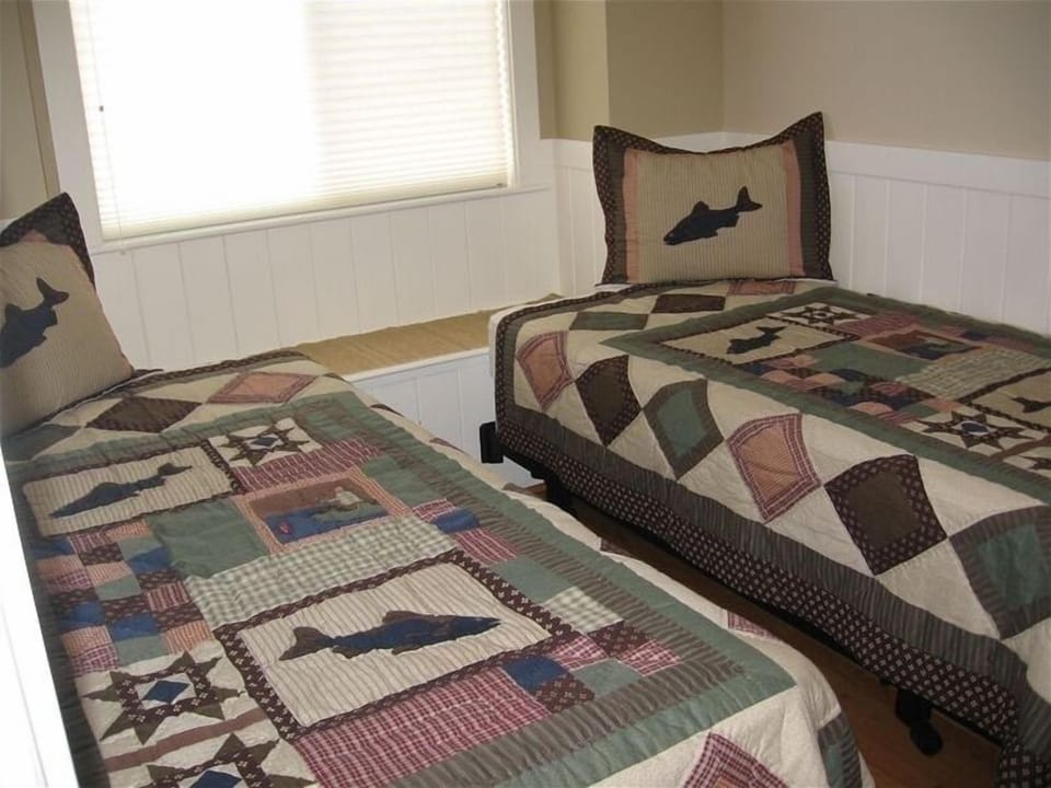 Guest Bedroom/Twin Beds Convert to Queen Bed