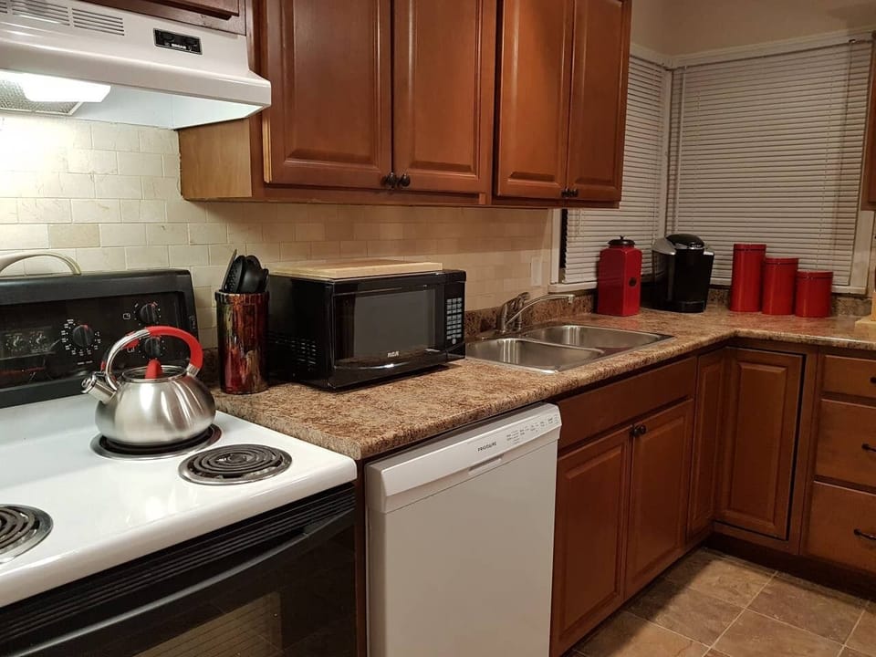 Just to provide some insight of the kitchen layout.