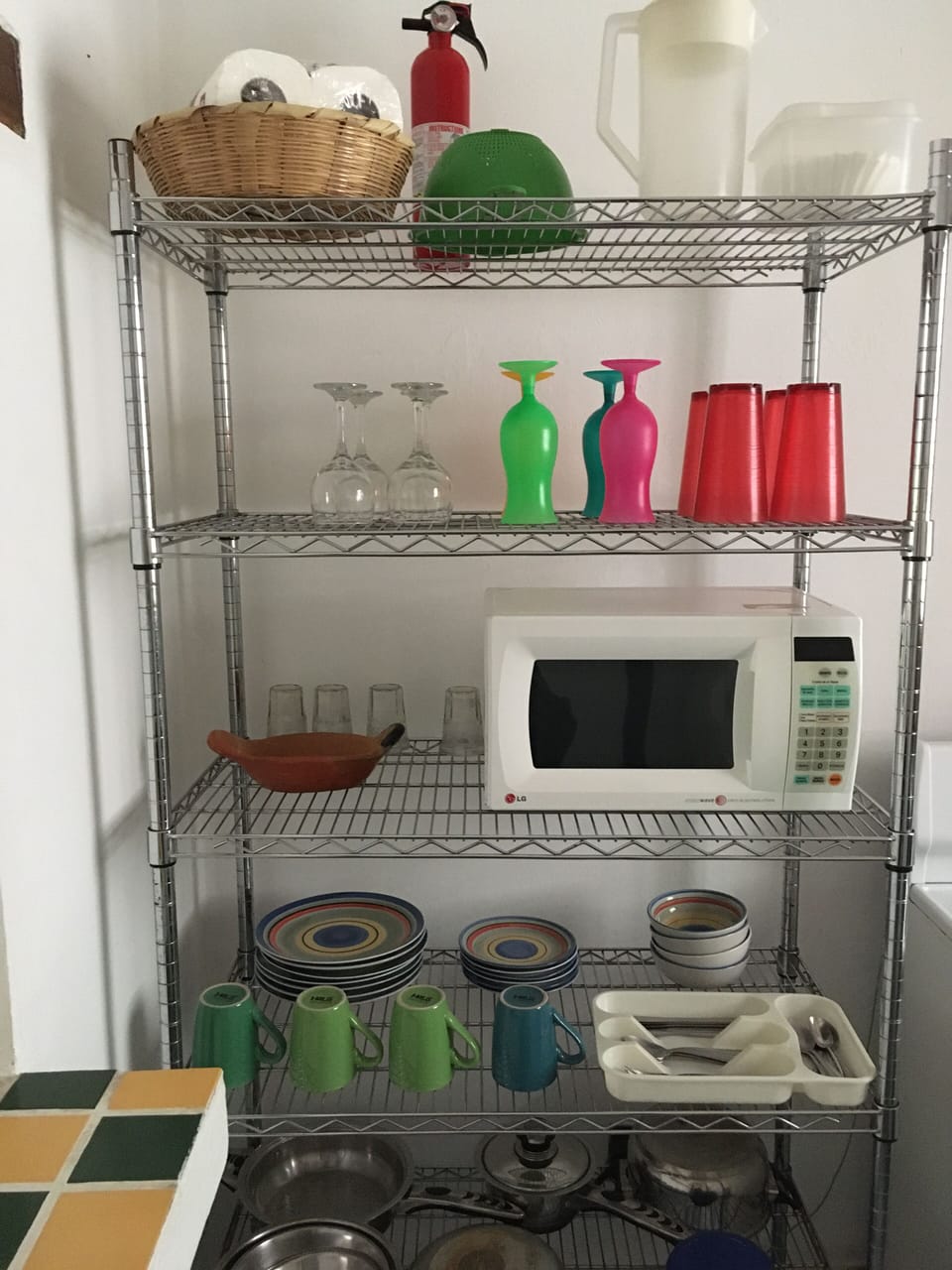 Plates, cups, utensils, microwave, pots, pans ... todo lo que necesitas