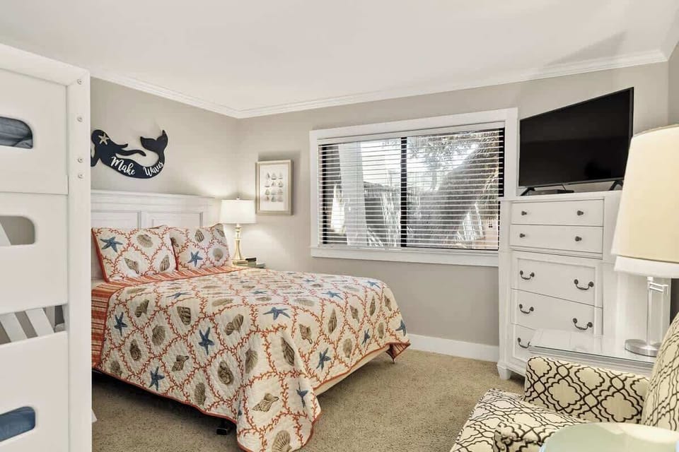 Queen/Twin Bedroom #2 with Private Bath