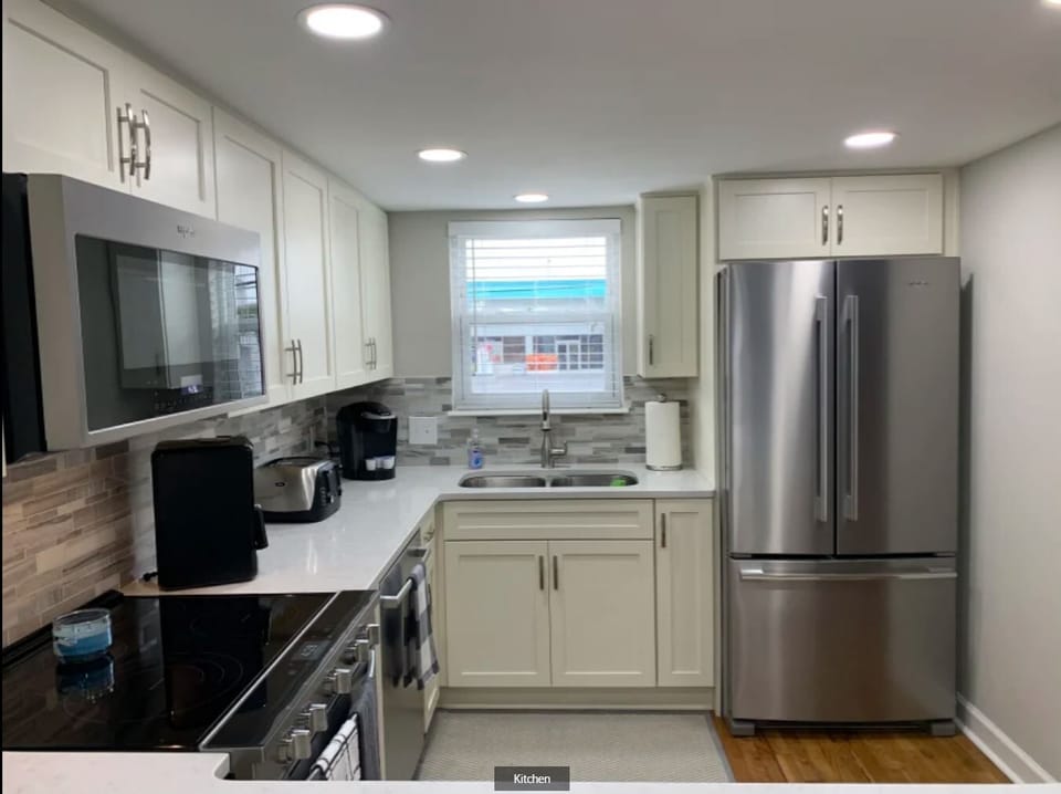 Remodeled Kitchen with soft close cabinets and new appliances!