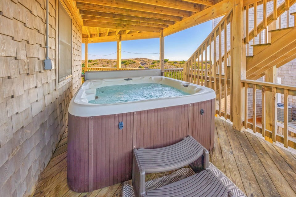 Surf or Sound Realty - 930 - I Left my heart in Avon - Hot Tub