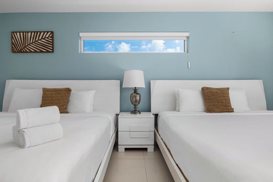 3BR2BA Condo w/  Exclusive PrivateRoof Deck & Pool (27114)