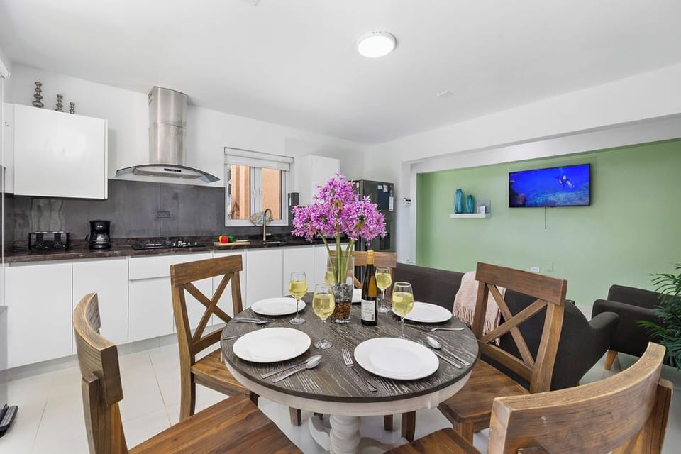 3BR2BA Condo w/  Exclusive PrivateRoof Deck & Pool (27100)