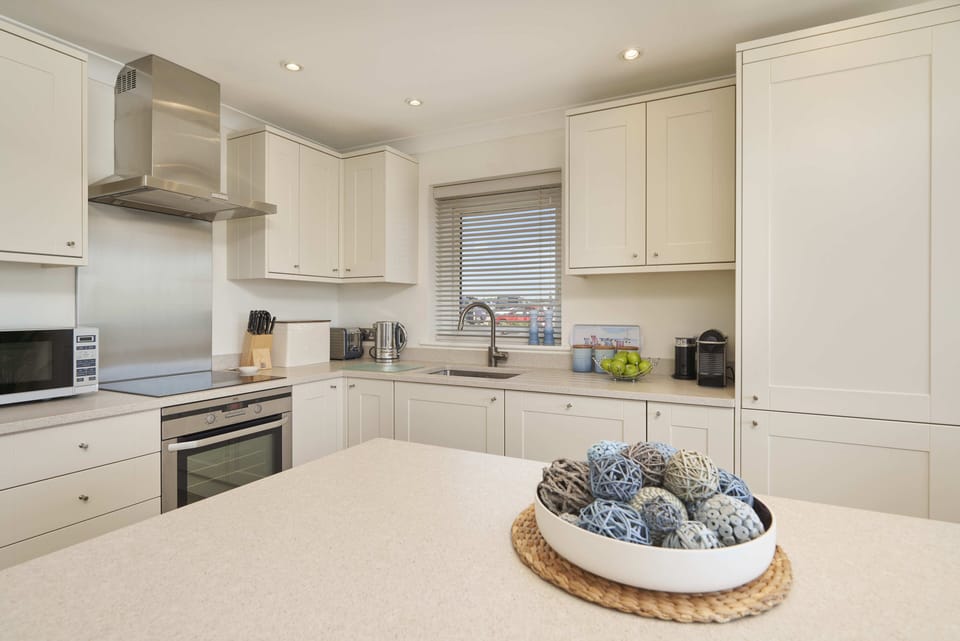 Modern, bright and well equipped kitchen.