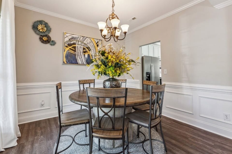 Dining Room - 6 chairs - lots of natural light!