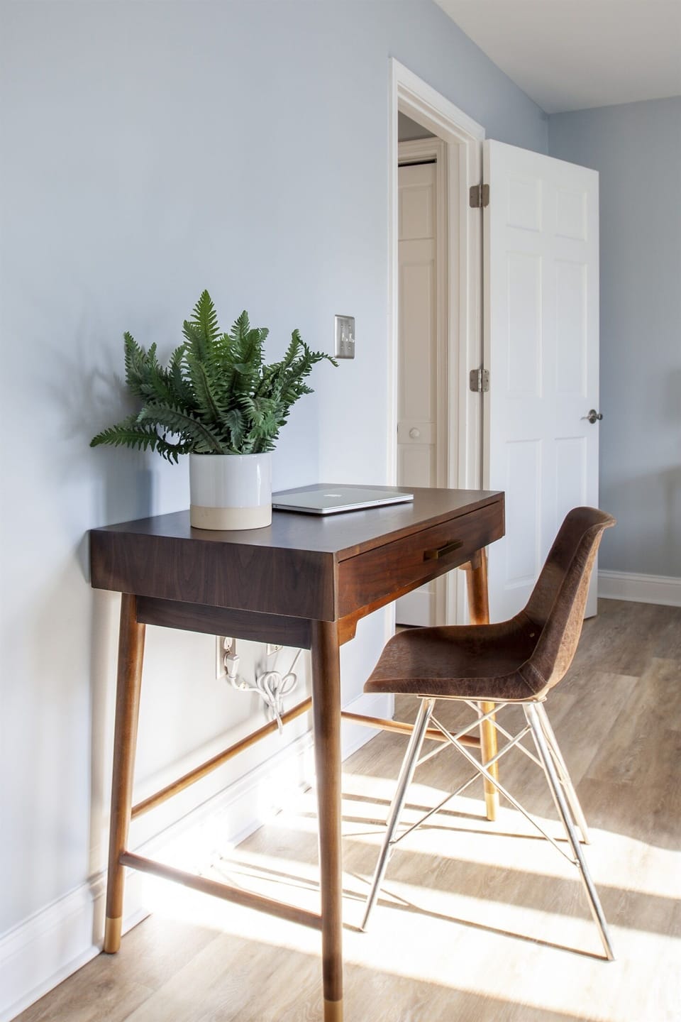 QUEEN BEDROOM WORKSPACE