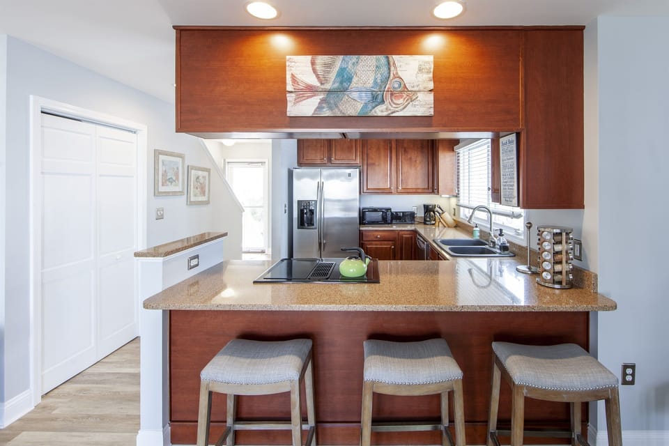 GREAT BAR TOP DINING OR WORKSPACE