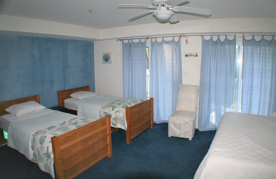 The 2 twin beds in bedroom 5
