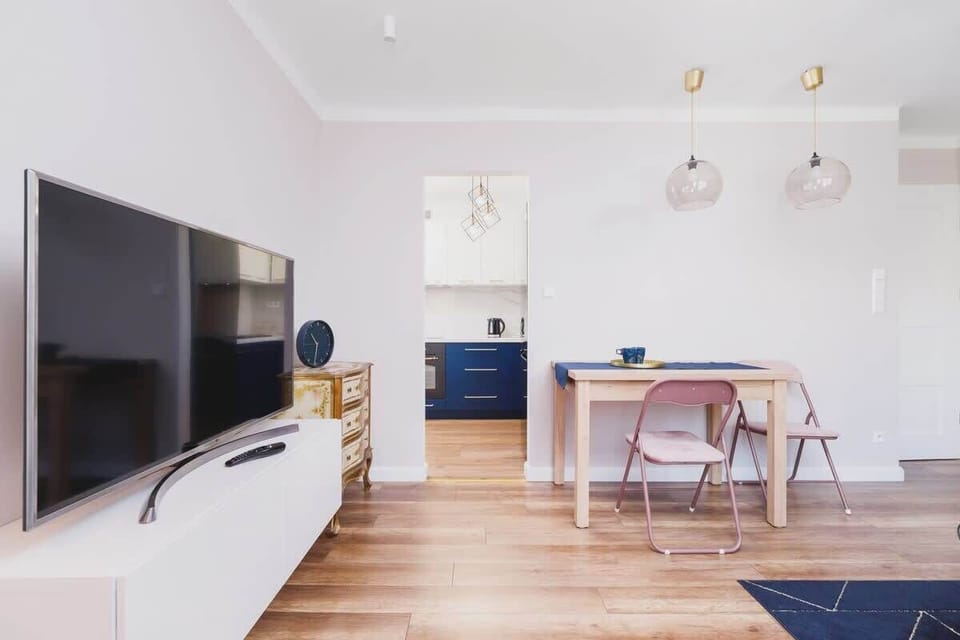 The living room's tasteful furnishings ensure a pleasant stay. 