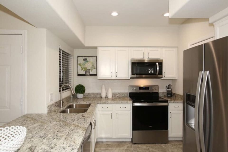 Full kitchen with adjoining Laundry Room