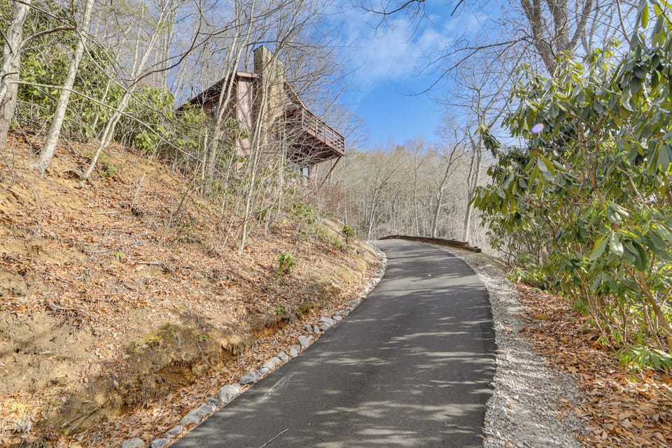 Steep Driveway | 4WD Required in Winter