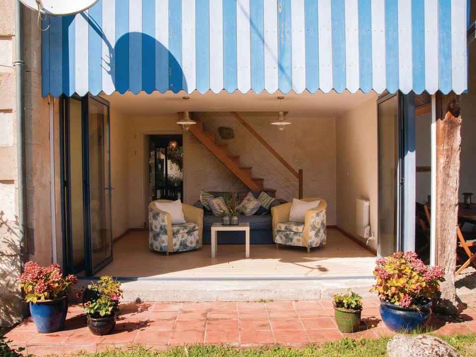Sun room with by-folding doors opening the whole room to the garden