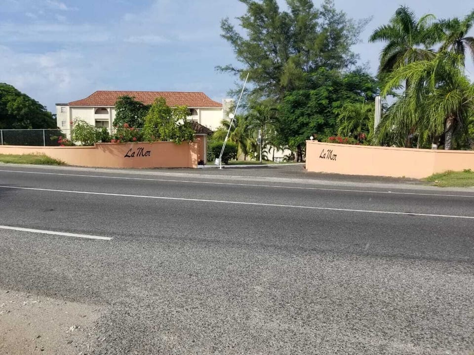 Right along North East corridor, close to shops, beaches, shared taxis.