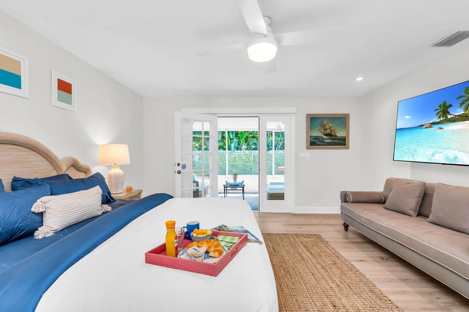 Beautiful king bedroom with en-suite bathroom.