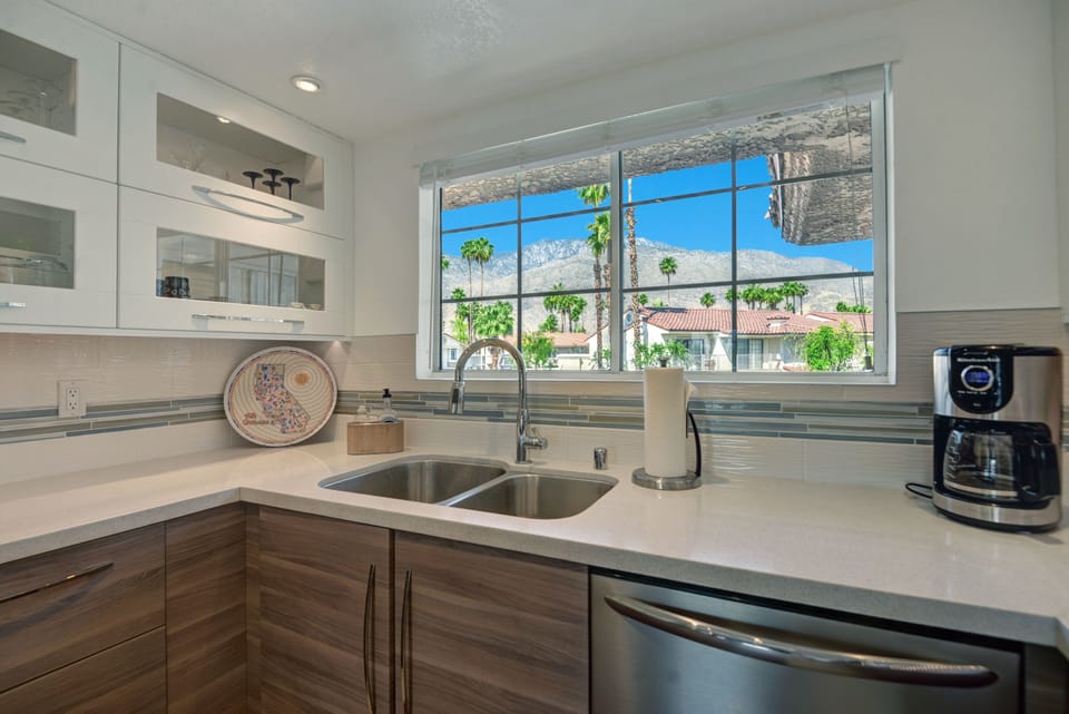 9 KITCHEN VIEW.jpg