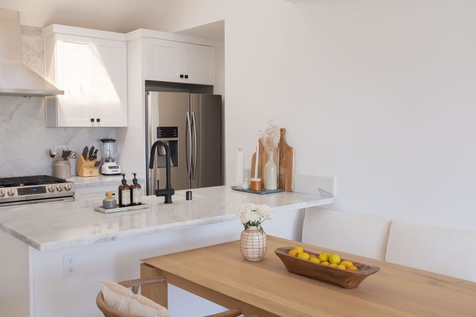 Kitchen - Espresso machine, gas oven, filtered water, dishwasher.
