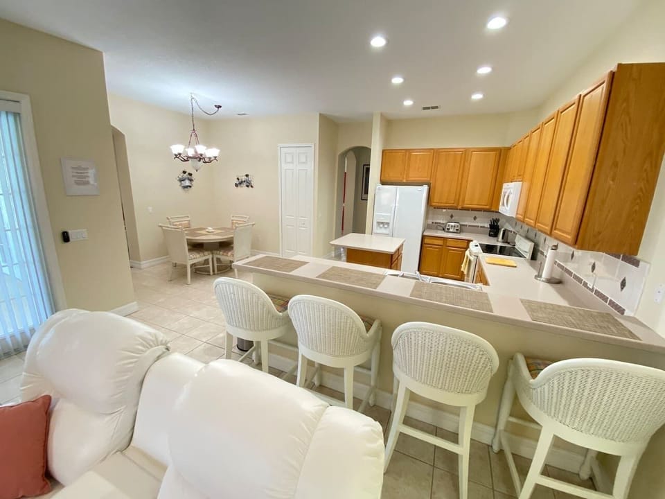 Large Kitchen Space and Nook