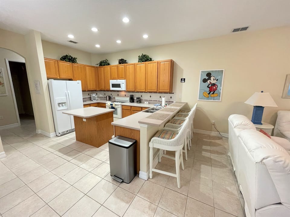 Large Kitchen Space and Nook