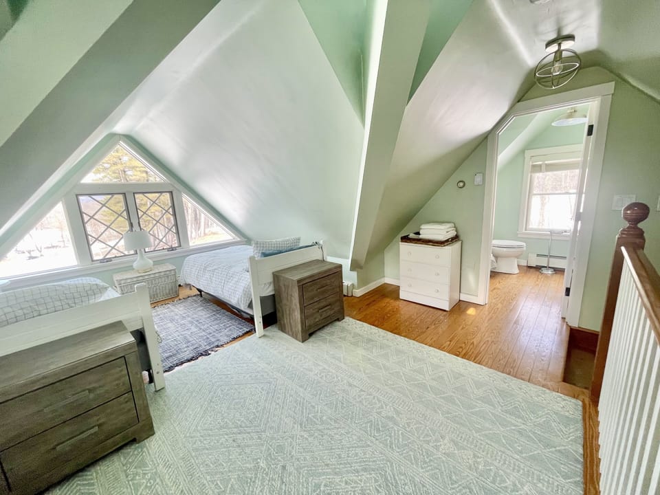 3rd Floor loft bedroom
1 queen, 2 twin