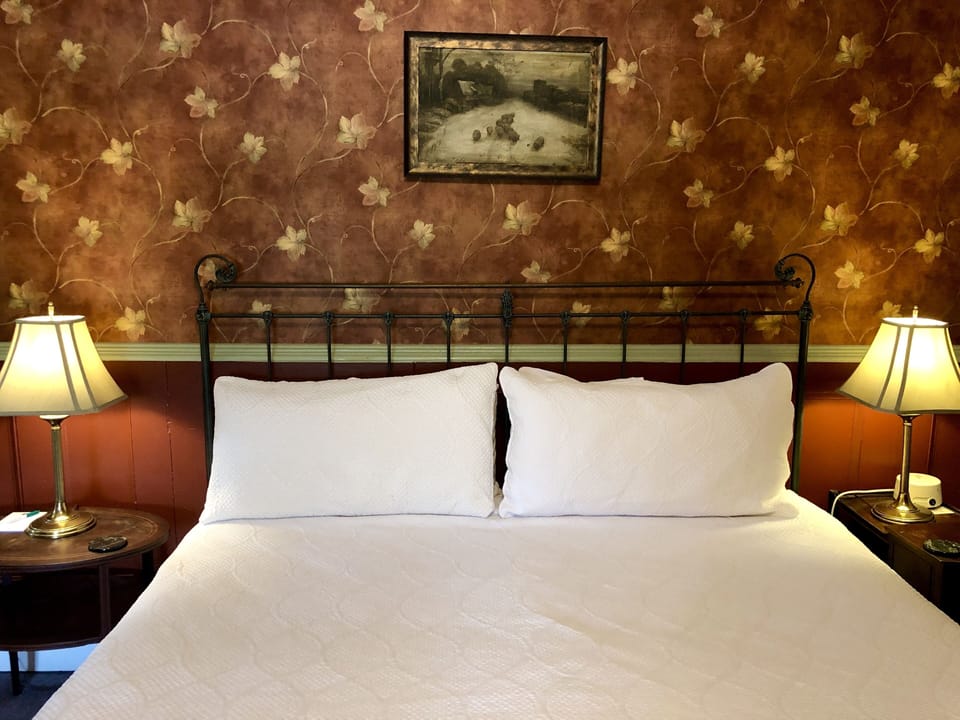 Room 8: king bed, private full bath