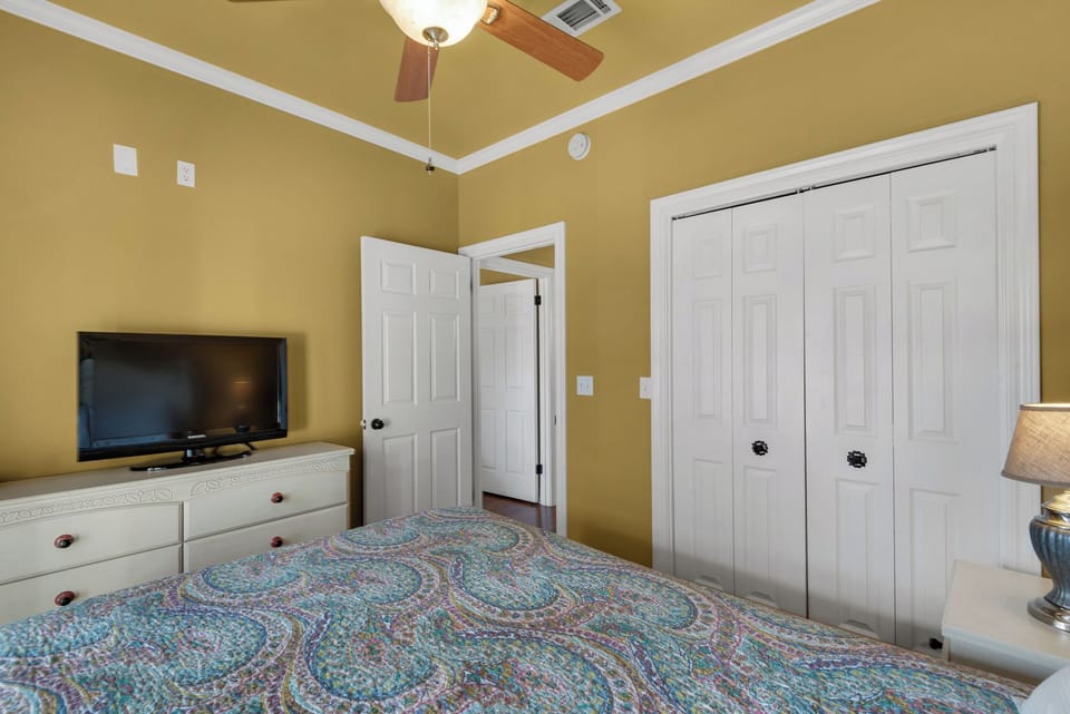 Coconut Cv - 2nd Floor Queen Room w/ HDTV and Balcony