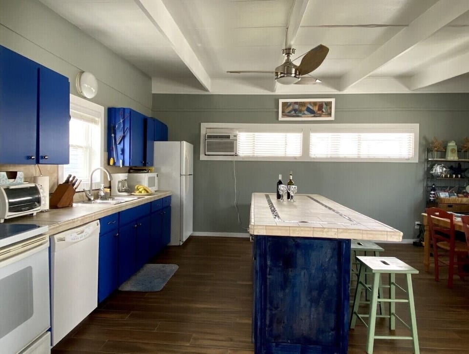 Spacious kitchen with plenty of room to move around!
