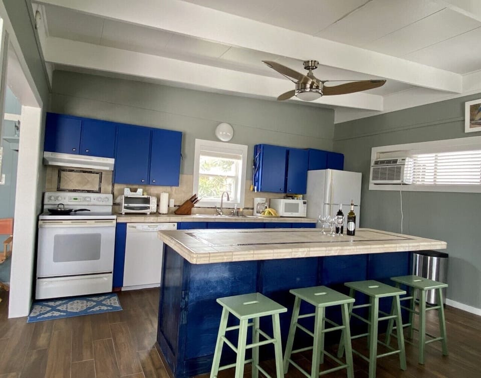 Spacious kitchen with plenty of room to prepare food, wine and dine!