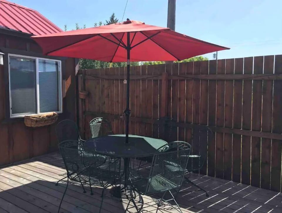 Seating for 6 for a BBQ dinner. 