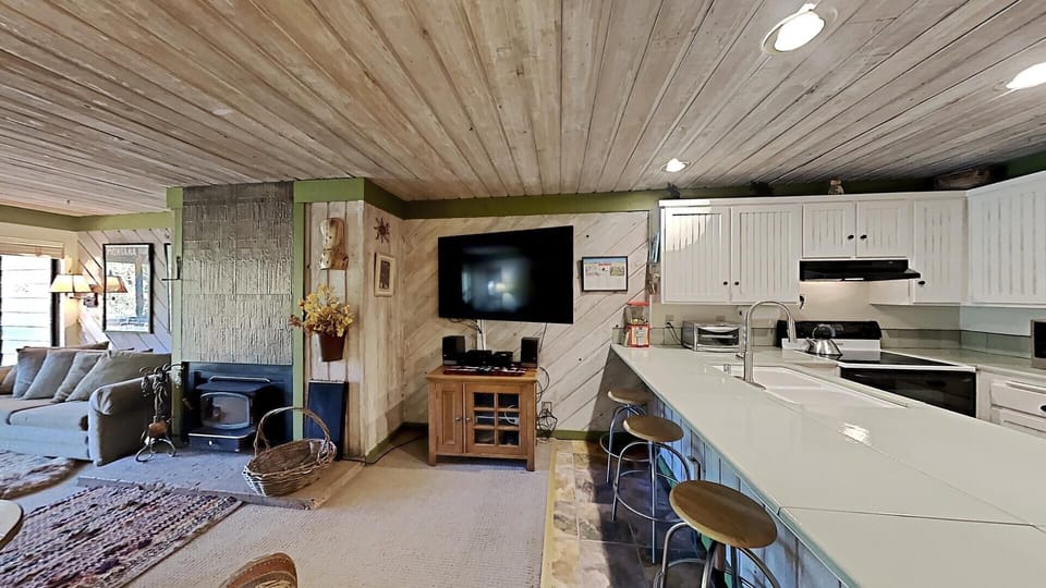 Screen, Couch, Furniture, TV, Television