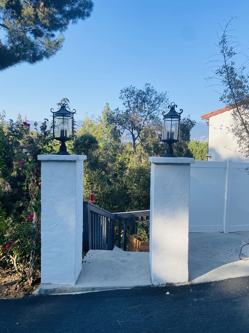Entrance with the stairs that lead to the apartment. 